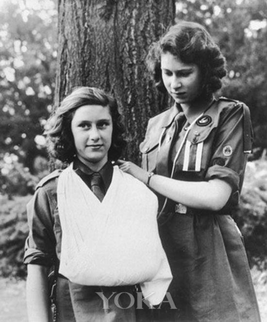 1943年8月,未成为英国女王的伊丽莎白二世展示绑绷带的技术,照片里的她佩戴皮质表带纤细女表。