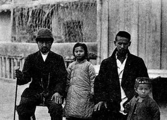 橘瑞超(左)与敦煌房东合影(1912年)