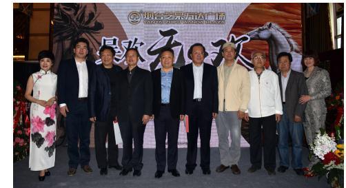 出席“吴欢无不欢——吴欢书画展”开幕式的嘉宾合影留念。