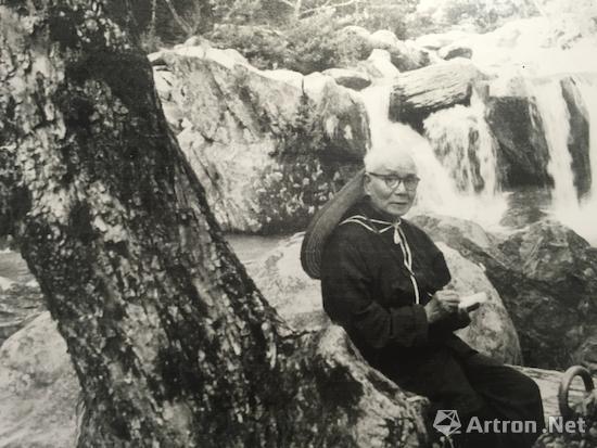 李可染在写生中