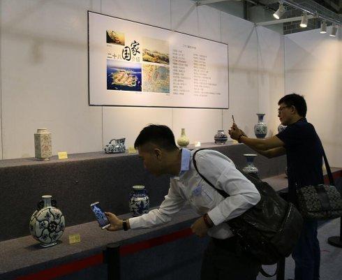 青年学生前来学习古陶瓷文化知识