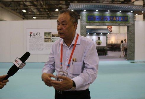 文保会名誉会长邱季端先生展场接受媒体采访