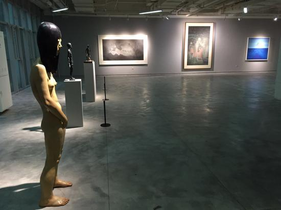 向京 寂静的中心 玻璃钢着色装置 171×50×30cm 2007年