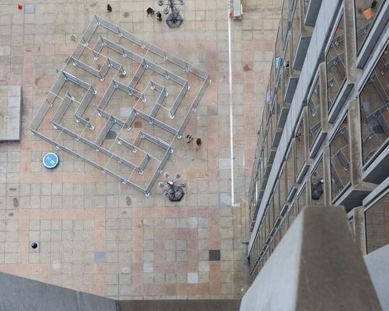 萨姆·杜兰特,《迷宫》(Labyrinth,2015)图片:Courtesy of 费城壁画艺术项目(the City of Philadelphia Mural Arts Program)摄影师Steve Weinik 洛杉矶Blum and Poe Gallery、伦敦Sadie Coles HQ及纽约 Paula Cooper Gallery