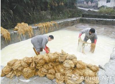 铅山连四纸古法造纸的场景