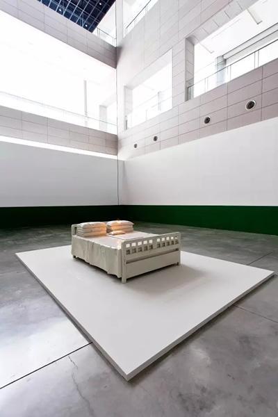 2014年,张晓刚在韩国大邱美术馆的个展现场