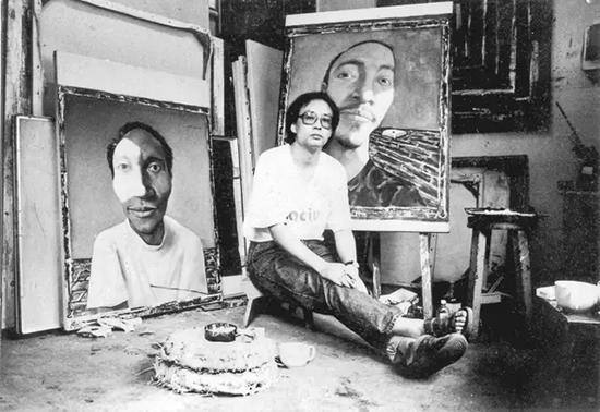 1993年,张晓刚于昆明毛旭辉画室中。那段时间,他的绘画正处在向“大家庭”系列转变的重要阶段