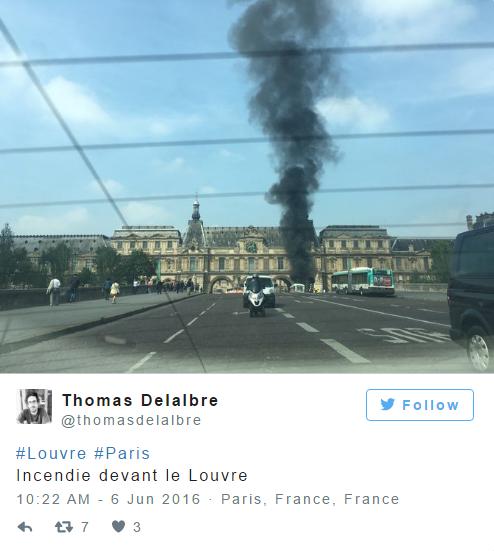 Twitter内容:#Louvre #Paris卢浮宫门前发生了火灾。9:22AM-6 JUN 2016 图片:Via Twitter @thomasdelalbre
