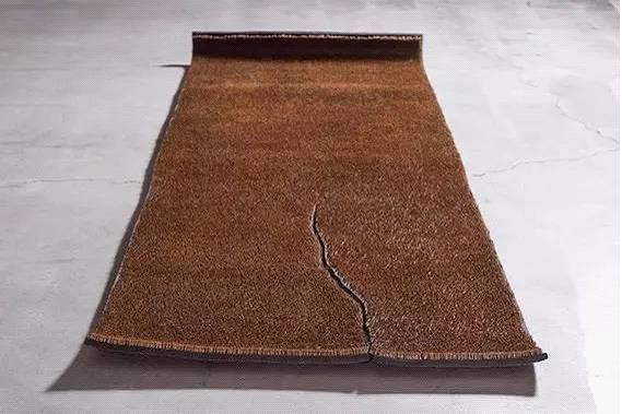 ▲1996作品《殛》,橡胶、钉子