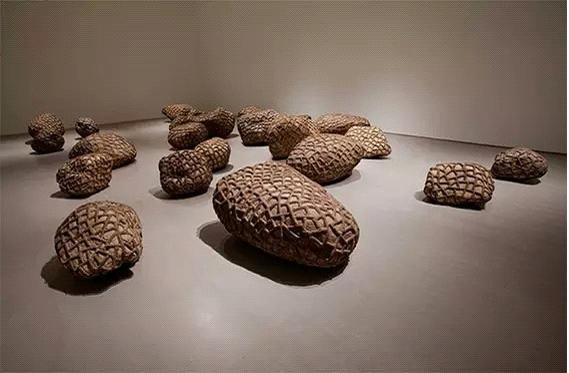 ▲1992-1994作品《地罣》,石头、钢筋焊接,