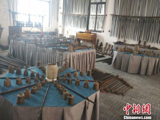 任泽新收藏的杆秤和秤砣。 吕文岩 摄