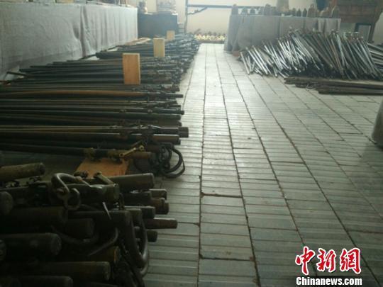 任泽新收藏的杆秤和秤砣。 吕文岩 摄