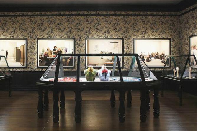 Gucci产品和艺术品在 “No Longer / Not Yet (已然/未然)” 展览中一同展出