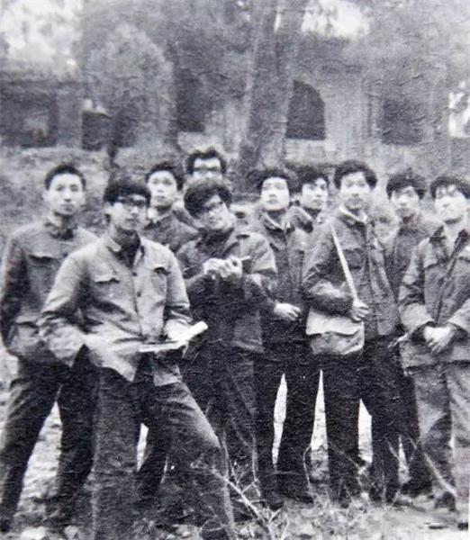 在潭拓寺。自左向右:王忻、马路、季云飞、曹力、施本铭、夏小万、杨飞云、刘长顺、刘溢、朝戈