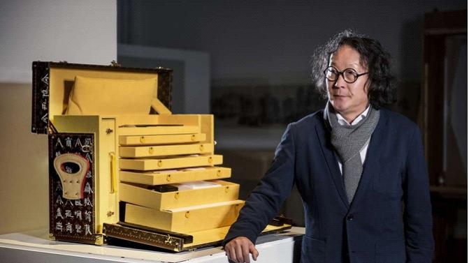 徐冰与其为LV打造的“文房四宝箱