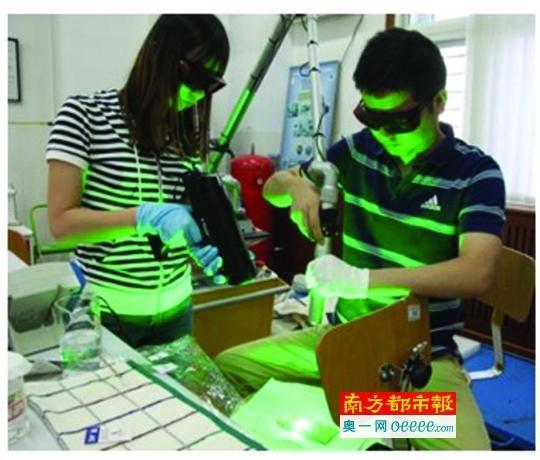 文物修复师正在用激光修复陶瓷。