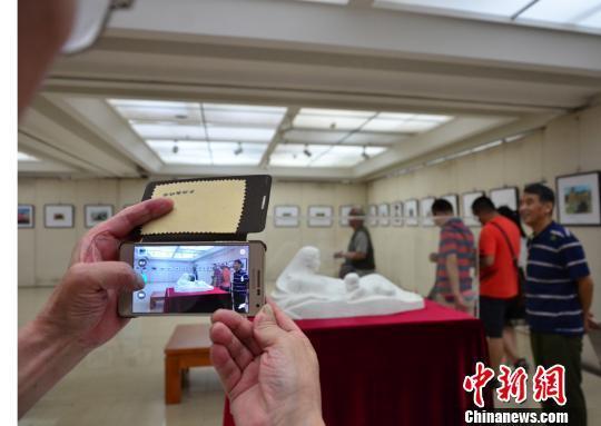 30载《黄河母亲》雕塑文献合影展出述说华夏儿女情