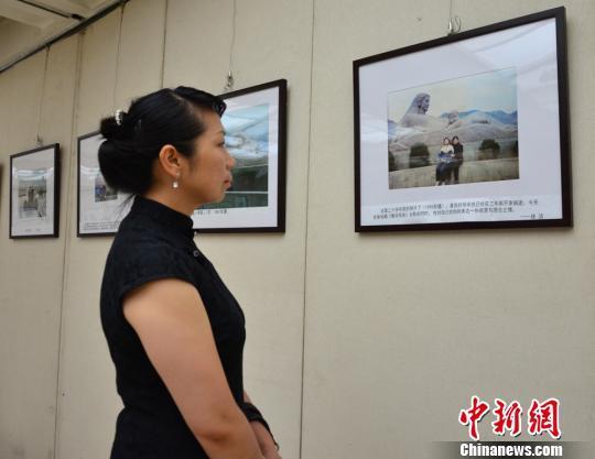图为:民众观看“我与黄河母亲合个影”图片作品。 崔琳 摄