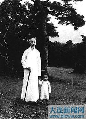 1916年,罗振玉携其长孙罗继祖在日本。