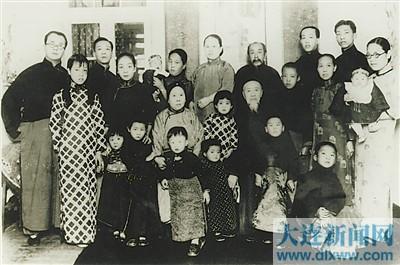 1937年,罗振玉全家合影于旅顺扶桑町寓居东楼正厅。