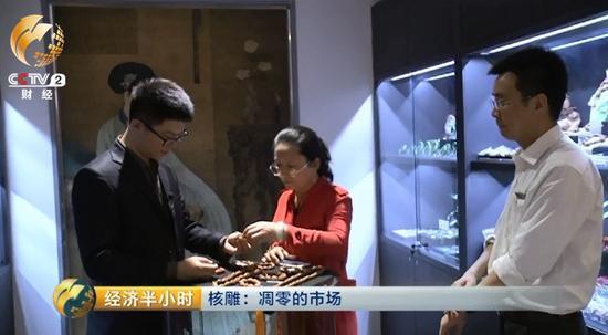曹荻明拿出店里仅剩的这几串橄榄核,笑称,每一串都是橄榄核行情由火爆到冰冷的缩影。