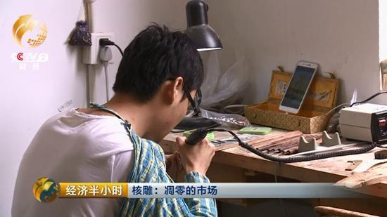 不仅是其它行业的工匠转行做核雕,连原来没有任何手艺的外行人也纷纷开始雕刻橄榄核。