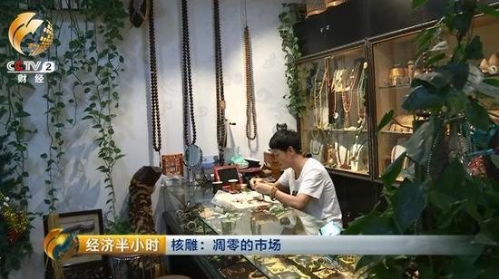 这家店的老板娘十多年前就开始做橄榄核生意,也幸运地赶上了橄榄核从不为人知到坐地升值的行情。
