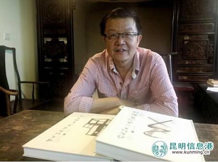 沈勤先生 摄于书桌前 林坚/摄