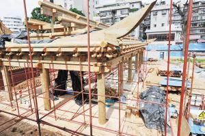 在大成殿正前方,20天前立柱开始搭建的大成门已经初现建筑雏形。 记者刘凯达摄