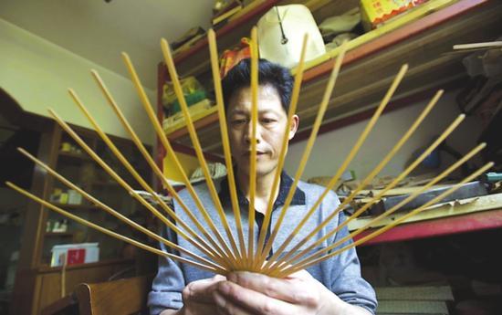 制好的扇骨要放在一起仔细检查其均匀度。