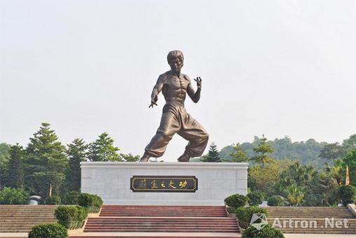 顺德版李小龙铜像
