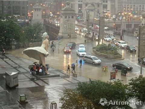 人们在玛丽莲·梦露巨型雕像裙摆下躲雨