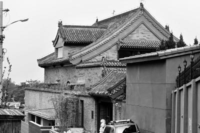 这几天,位于香山公园外社会道路旁的默玉府大门紧闭。记者 吴镝摄
