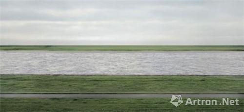 Andreas Gursky《莱茵河II》(1999),2011年在佳士得拍卖会上拍得430万美元。