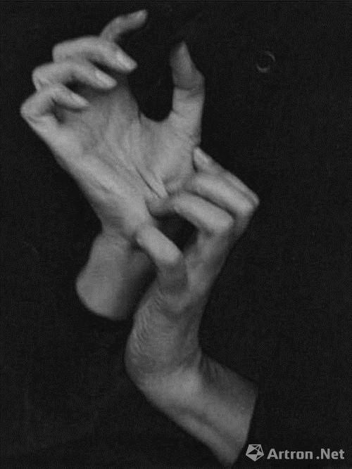 Alfred Stieglitz 《Georgia O’Keeffe (Hands) 》(1919),2006年2月在纽约苏富比拍卖会拍得147万美元。