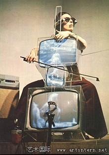白南准《为电视而演奏》行为,1971年