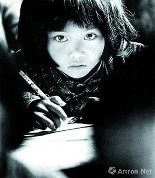 2006年北京华辰秋季拍卖,解海龙的希望工程形象照片《大眼睛》以人民币30.8万元成交;