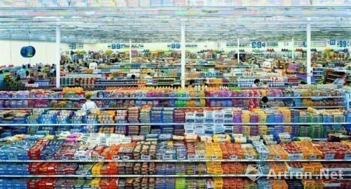 Andreas Gursky(安德烈亚斯•古尔斯基)《99 Cent II Diptychon》(《99美分》)(2001),2007年2月在伦敦苏富比拍卖会拍得335万美元。