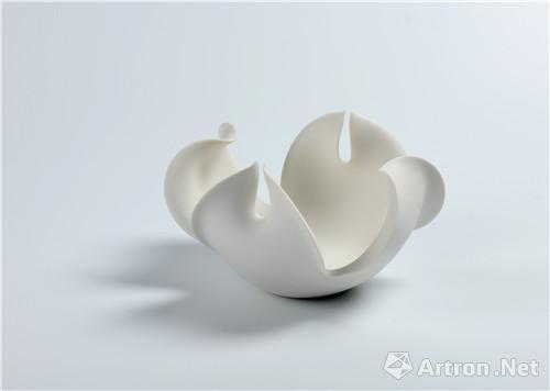 “首届青年陶艺双年展”呈现作品 金贞华 《悄然的变化系列-5》 瓷 23×23×14cm 2013