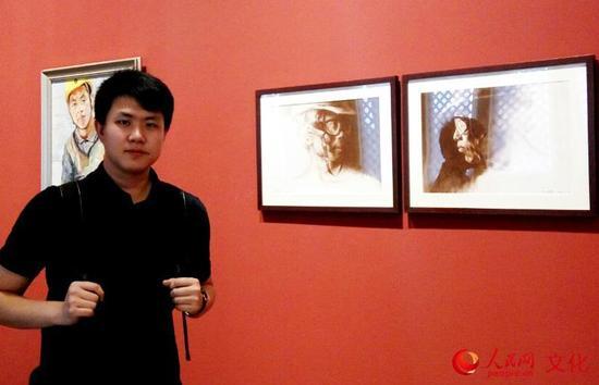 中央美术学院壁画系研究生刘畅与其创作的《力·量》组画合影。(照片由刘畅本人提供)