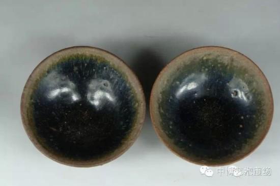 呈青黑色的黑釉盏,釉面上似有毫纹产生