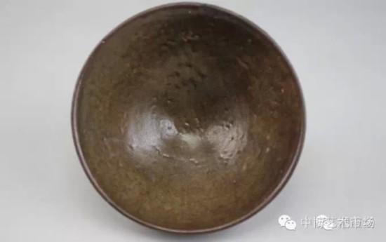 建盏杂色釉中的龟裂纹釉、灰皮釉、灰白釉、酱釉等,都是火候不够高的次品(生烧或半生烧品)。