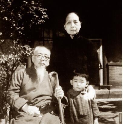 幼年吴欢与祖父母合影。