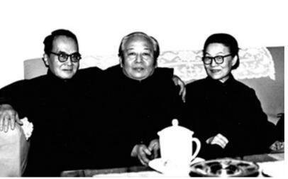 吴祖光与钱钟书、杨绛夫妇合影。