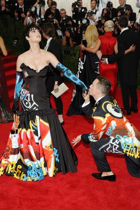 水果姐和Moschino的创意总监JeremyScott 在Met Gala上,以及与Rime作品对比
