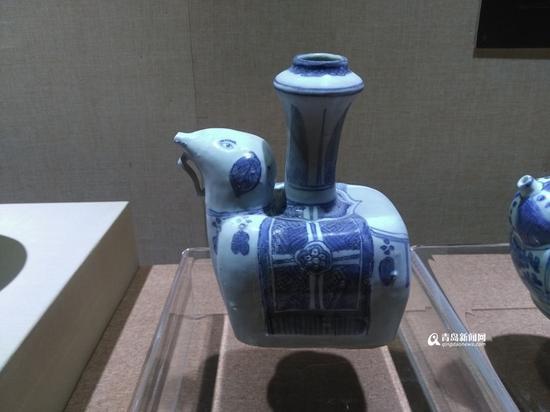 明代青花象首军持(军持:一种盛水器,为云游僧人、伊斯兰教徒盛水洗手用具,大约在隋唐时期传入我国。)