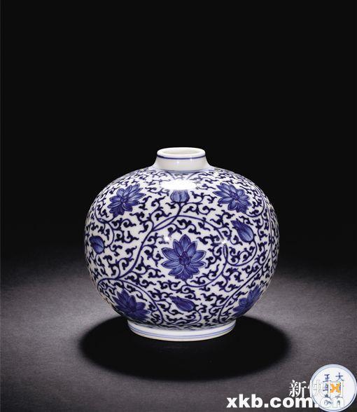 ■清雍正 青花缠枝花卉纹茶瓶 雅昌供图