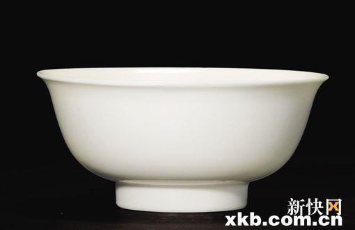 ■明永乐 甜白釉暗花双龙纹茶钟 雅昌供图