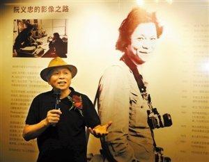 阮义忠在“一个人,记录一个时代——《人与土地》摄影展”展览现场。(本文图片由展览方提供)
