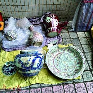 这些被称为“元青花”的“天价官窑”就这样放置在地摊角落里。